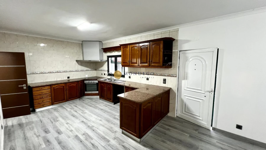 Moradia T4 para Venda em Trouxemil e Torre de Vilela Foto 6