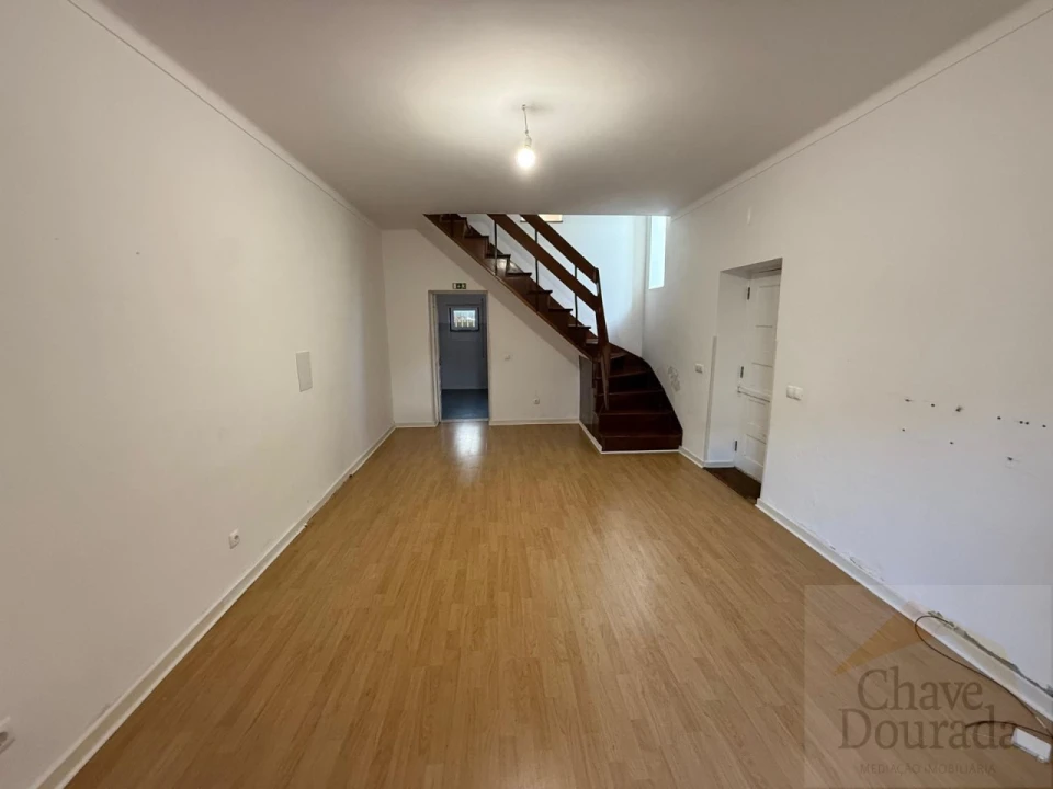 Moradia T3 para Venda em Santo Antonio dos Olivais Foto 12