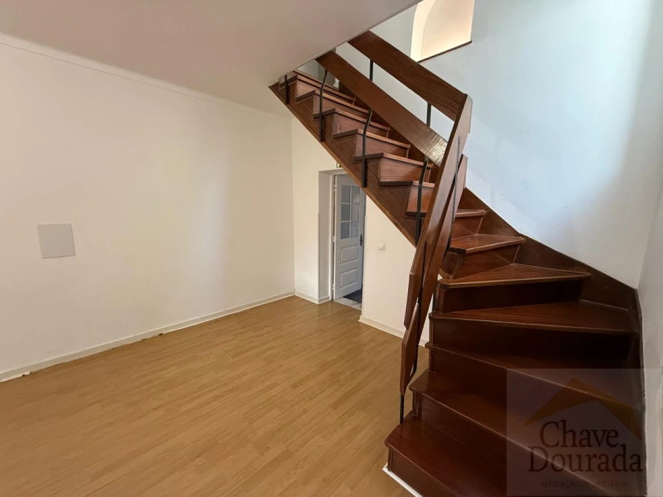 Moradia T3 para Venda em Santo Antonio dos Olivais Foto 16