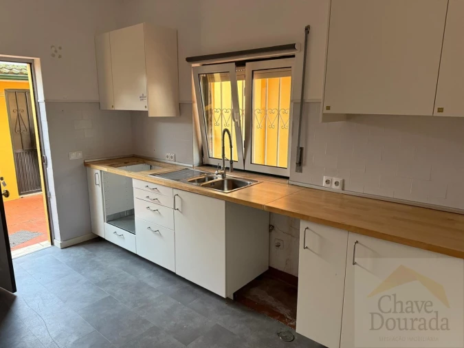 Moradia T3 para Venda em Santo Antonio dos Olivais Foto 8