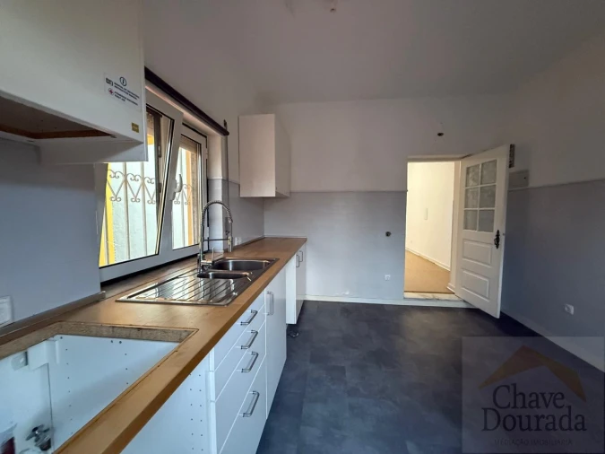 Moradia T3 para Venda em Santo Antonio dos Olivais Foto 11