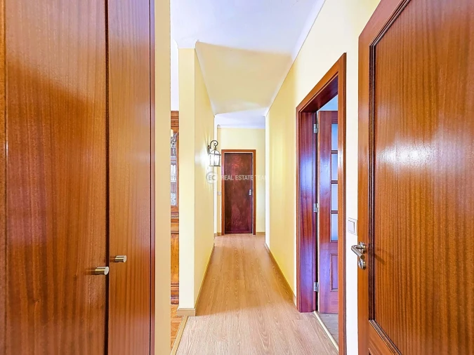 Moradia T4 para Venda em Oiã Foto 8