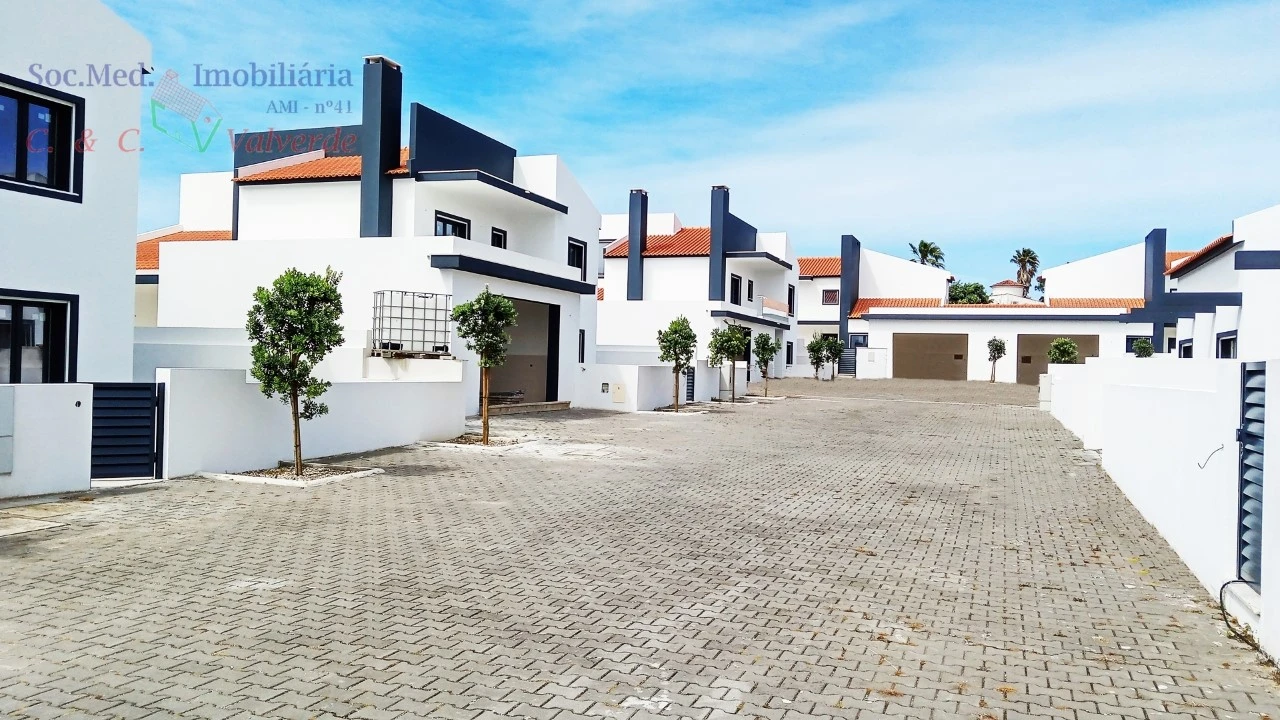 Moradia T4 para Venda em Silveira Foto 2