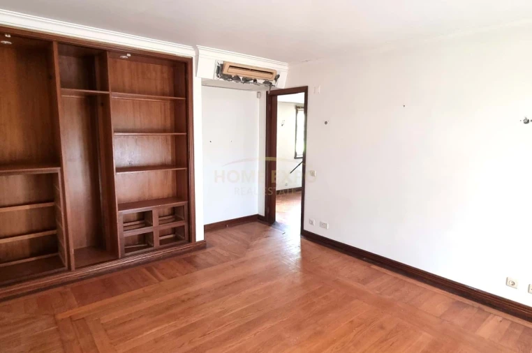 Moradia T5 para Venda em Agualva e Mira-Sintra Foto 11