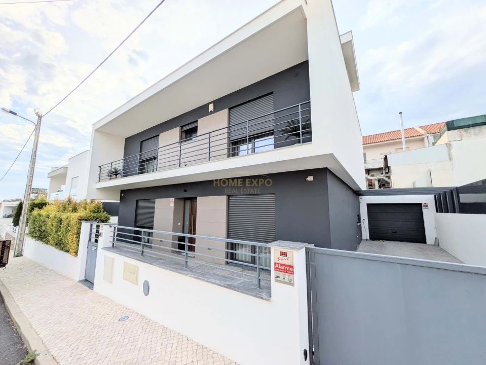 Moradia T5 para Venda em Santa Iria de Azoia, São João da Talha e Bobadela Foto 3