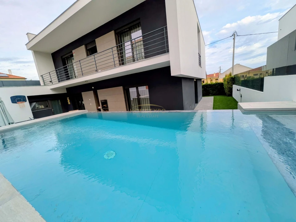 Moradia T5 para Venda em Santa Iria de Azoia, São João da Talha e Bobadela Foto 9