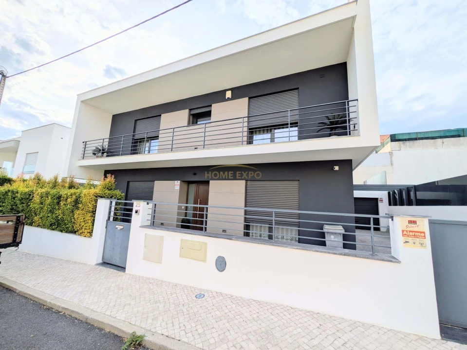 Moradia T5 para Venda em Santa Iria de Azoia, São João da Talha e Bobadela Foto 1