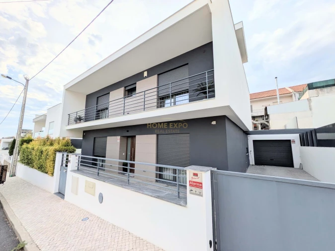 Moradia T5 para Venda em Santa Iria de Azoia, São João da Talha e Bobadela Foto 3