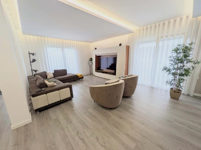 Moradia T5 para Venda em Santa Iria de Azoia, São João da Talha e Bobadela Foto 14