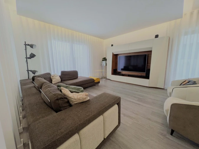 Moradia T5 para Venda em Santa Iria de Azoia, São João da Talha e Bobadela Foto 15