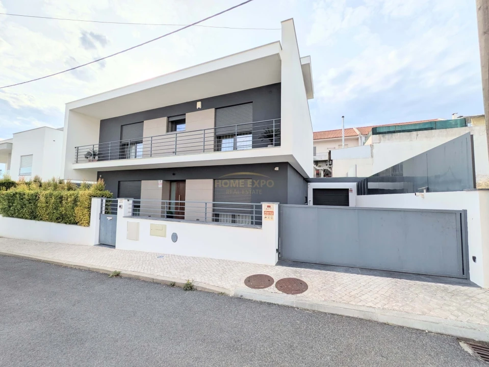 Moradia T5 para Venda em Santa Iria de Azoia, São João da Talha e Bobadela Foto 2