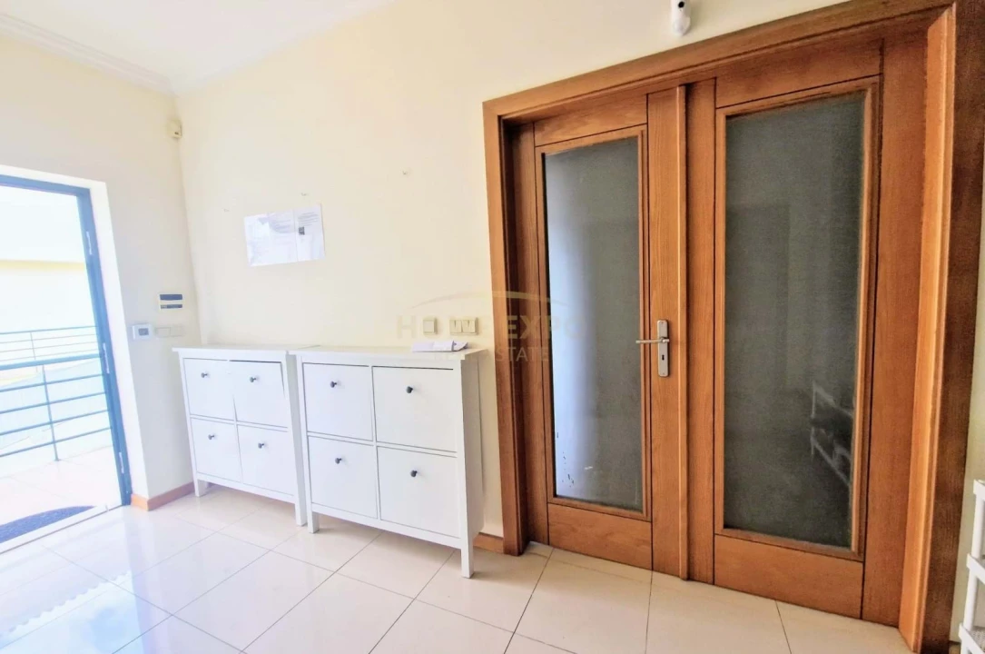 Moradia T5 para Venda em Vialonga Foto 6