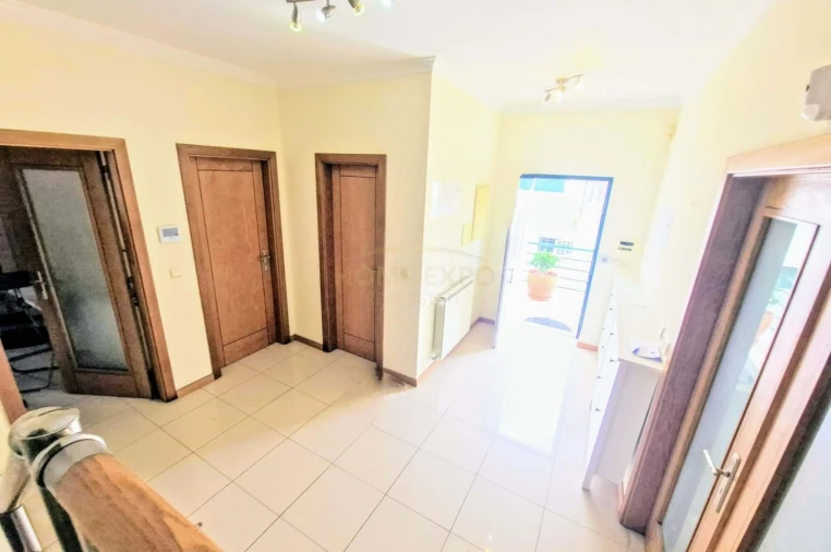 Moradia T5 para Venda em Vialonga Foto 8