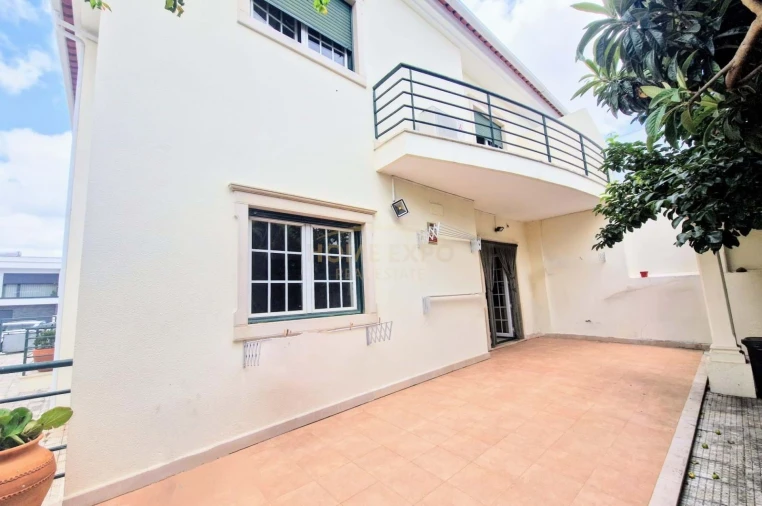 Moradia T5 para Venda em Vialonga Foto 10