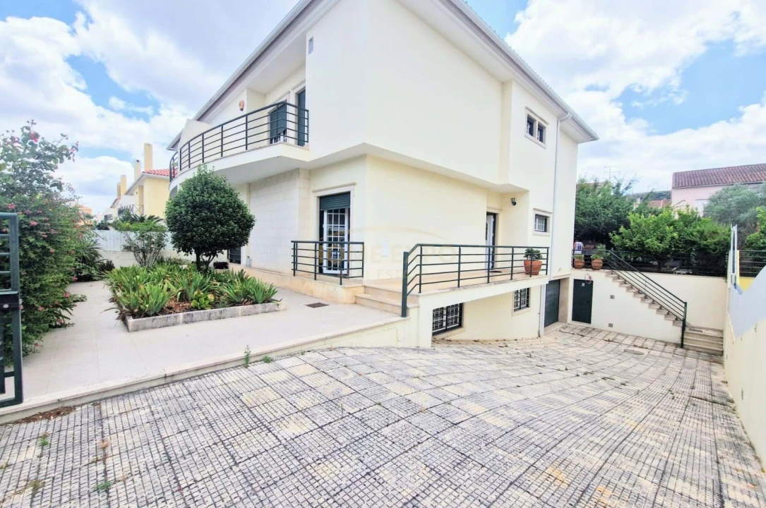 Moradia T5 para Venda em Vialonga Foto 3