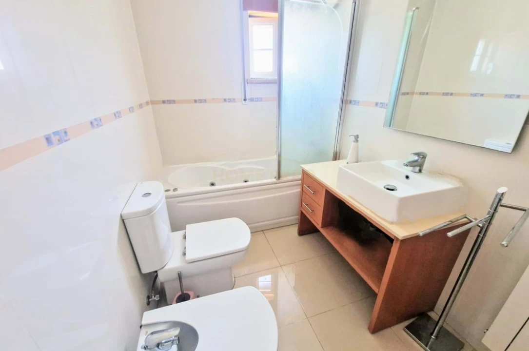 Moradia T5 para Venda em Vialonga Foto 24