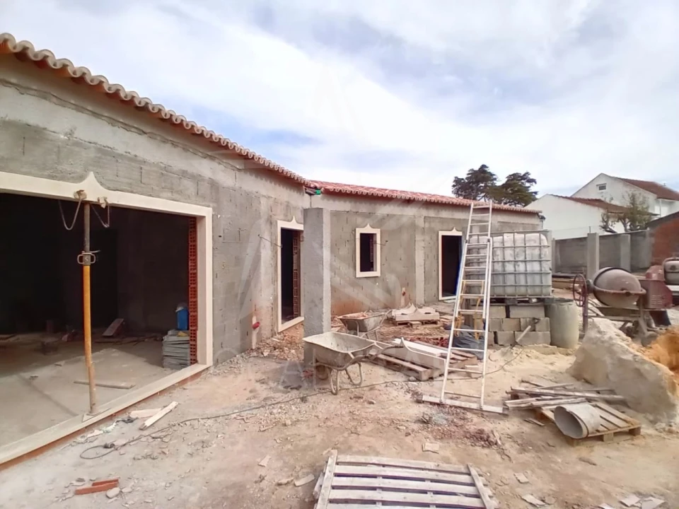 Moradia T3 para Venda em Salir de Matos Foto 4