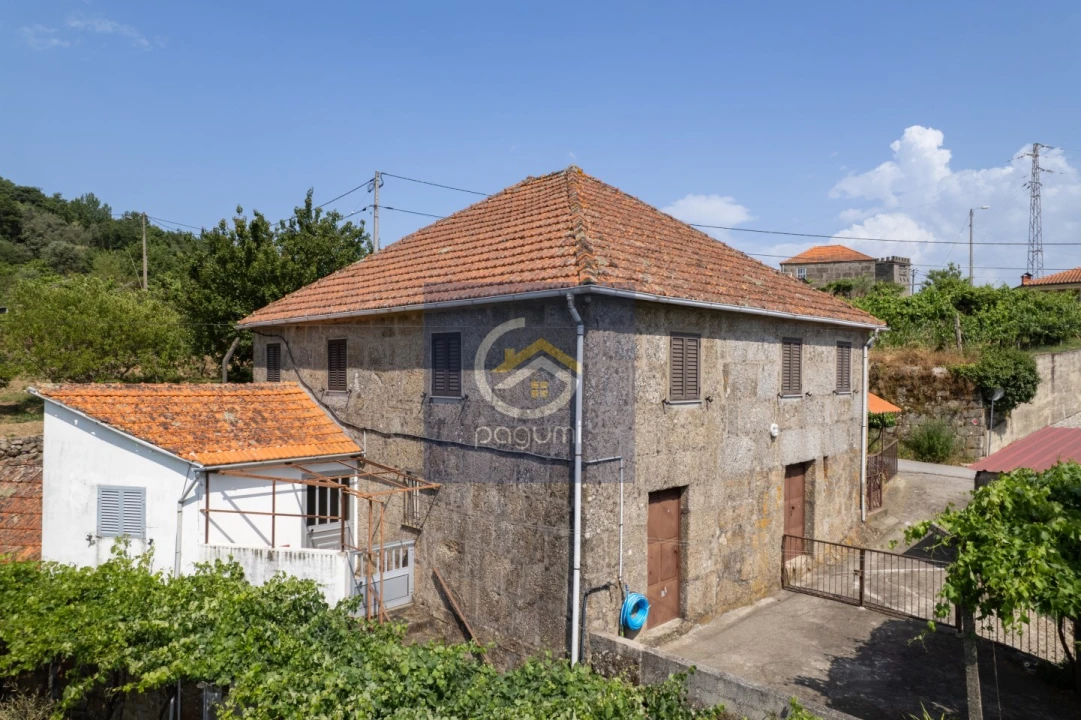 Moradia T5 para Venda em Santa Cruz do Douro e São Tomé de Covelas Foto 1
