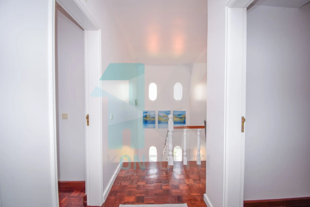 Moradia T5 para Venda em Carvoeira Foto 24