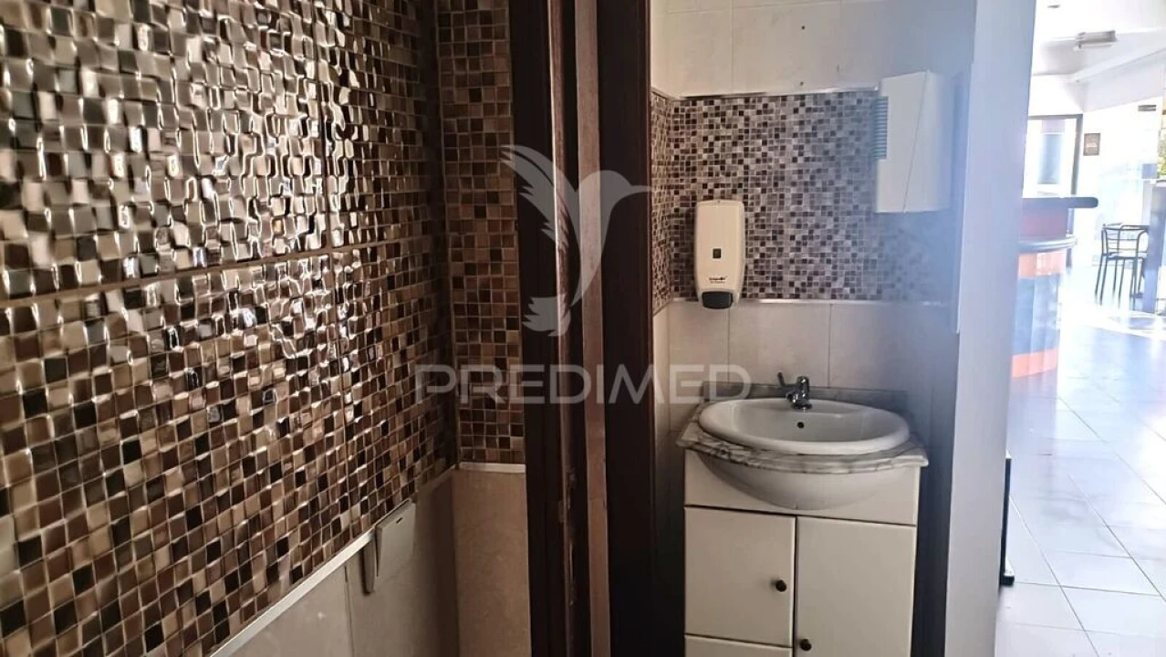 Loja para Arrendamento em Coronado (São Romão e São Mamede) Foto 14