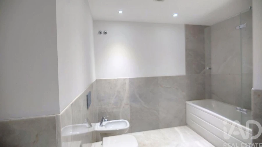 Apartamento T2 para Arrendamento em Santo António Foto 14