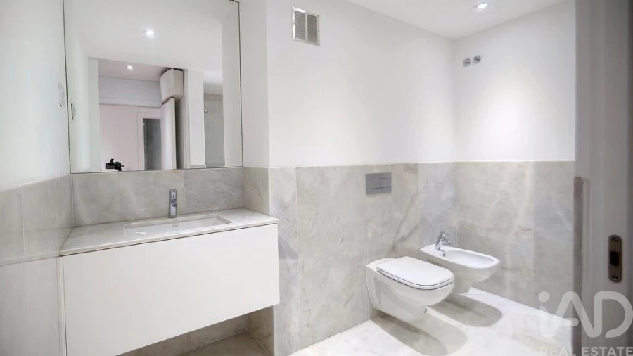 Apartamento T2 para Arrendamento em Santo António Foto 13