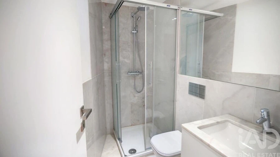 Apartamento T2 para Arrendamento em Santo António Foto 9