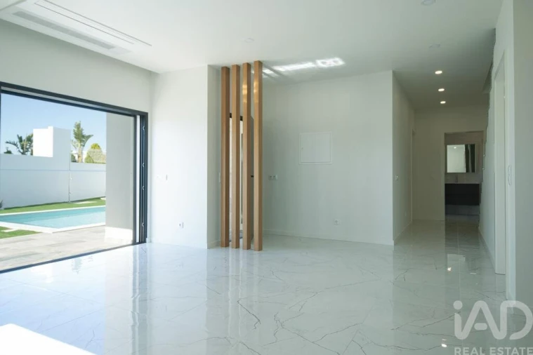 Moradia T3 para Venda em Armação de Pera Foto 9