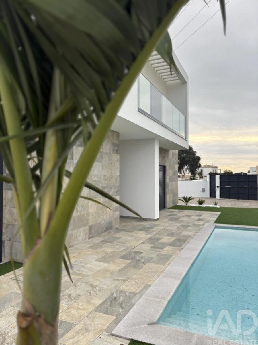 Moradia T3 para Venda em Armação de Pera Foto 3