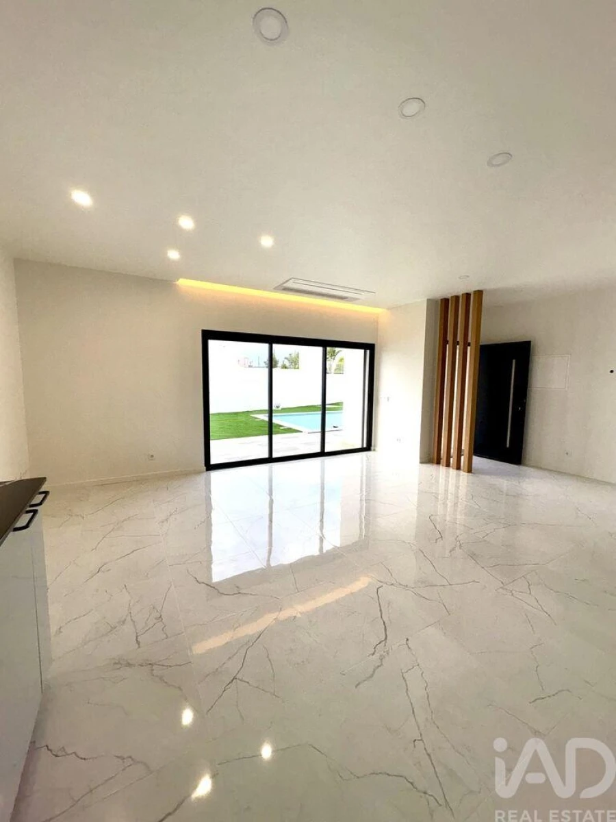 Moradia T3 para Venda em Armação de Pera Foto 4