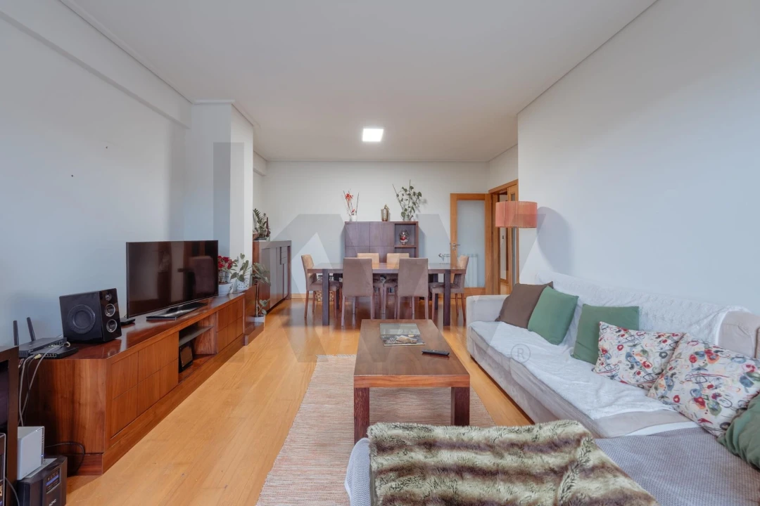 Apartamento T4 para Venda em Santa Maria da Feira, Travanca, Sanfins e Espargo Foto 1