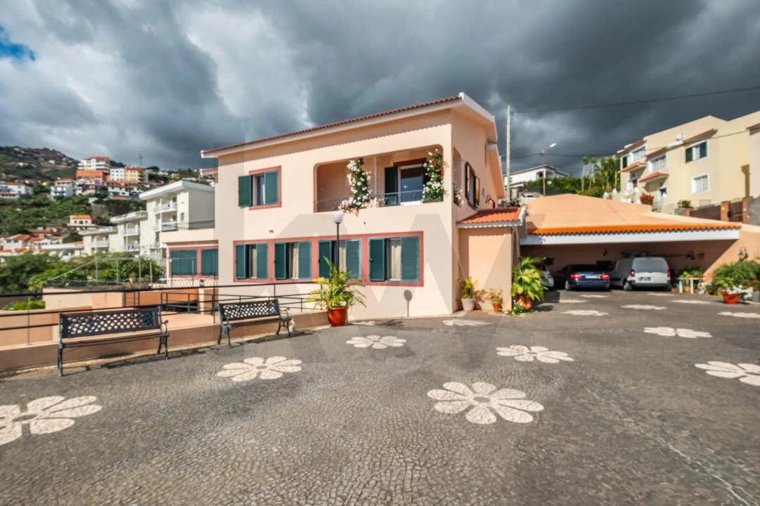 Moradia T4 para Venda em Camara de Lobos Foto 1