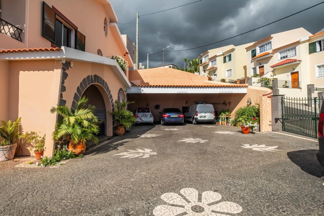 Moradia T4 para Venda em Camara de Lobos Foto 4