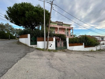 Moradia T4 para Venda em Charneca de Caparica e Sobreda
