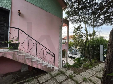 Moradia T4 para Venda em Charneca de Caparica e Sobreda