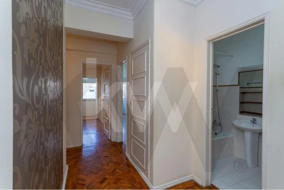 Apartamento T2 para Arrendamento em Campo de Ourique Foto 9