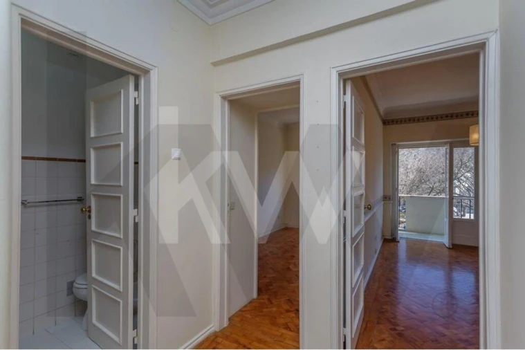 Apartamento T2 para Arrendamento em Campo de Ourique Foto 4