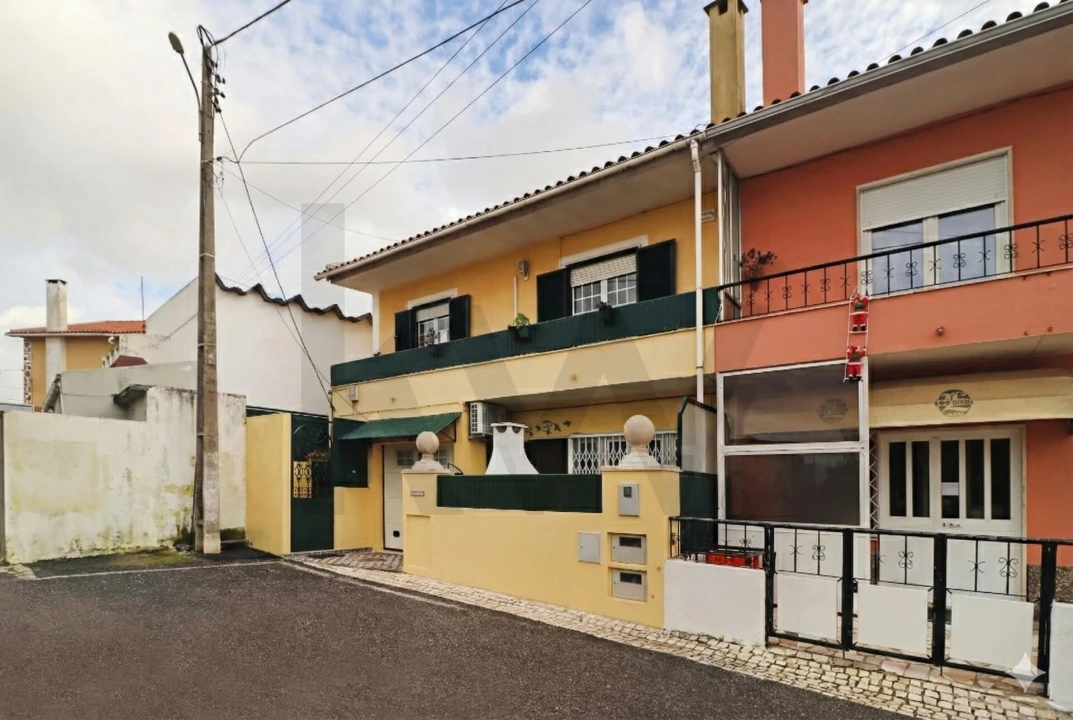 Apartamento para Venda em Rio de Mouro Foto 1