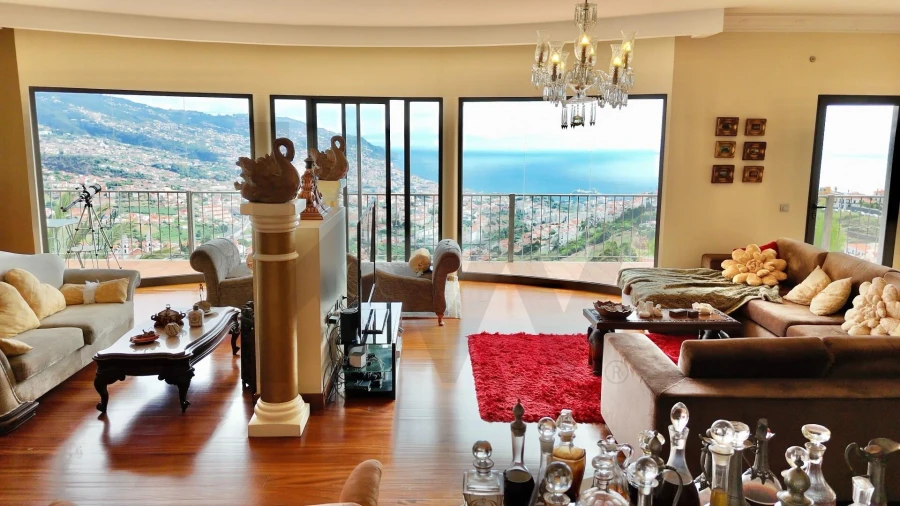 Moradia T4 para Venda em Santo Antonio Foto 1