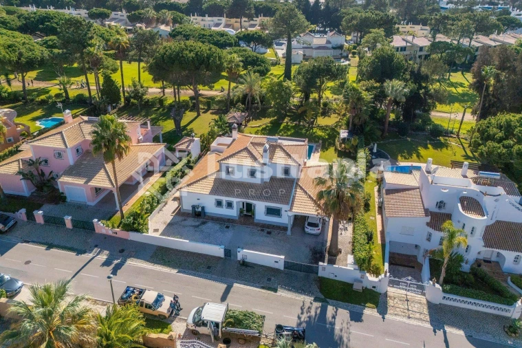 Moradia T4 para Venda em Quarteira Foto 4