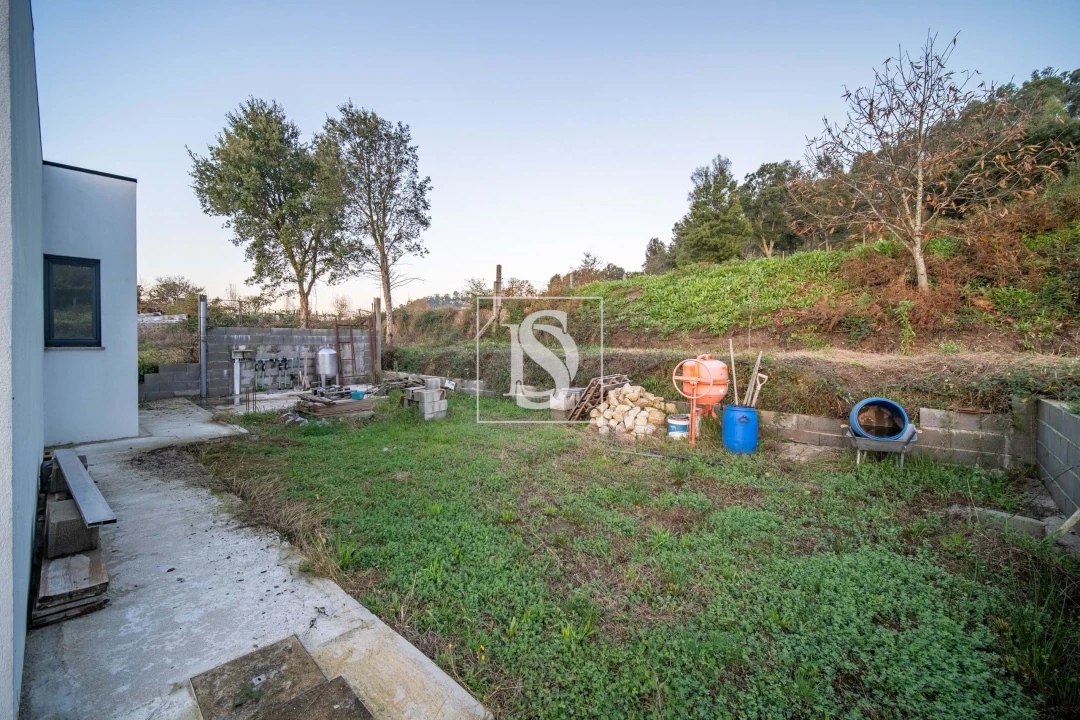 Moradia T3 para Venda em Airo Foto 31