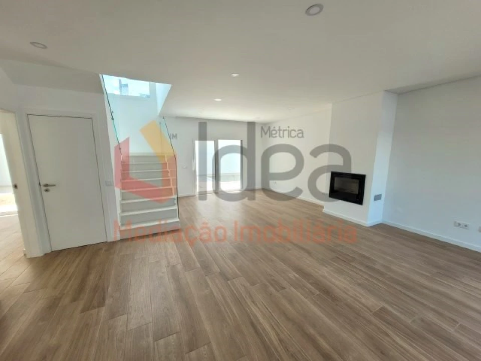 Moradia T4 para Venda em Amora Foto 4