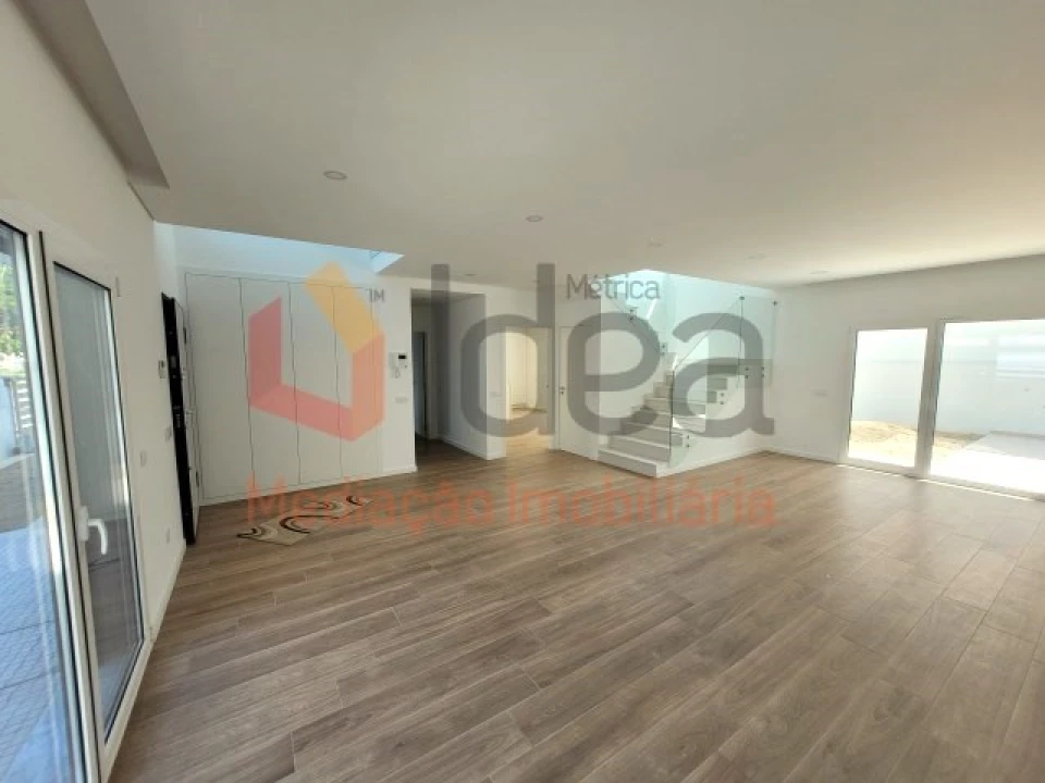 Moradia T4 para Venda em Amora Foto 1