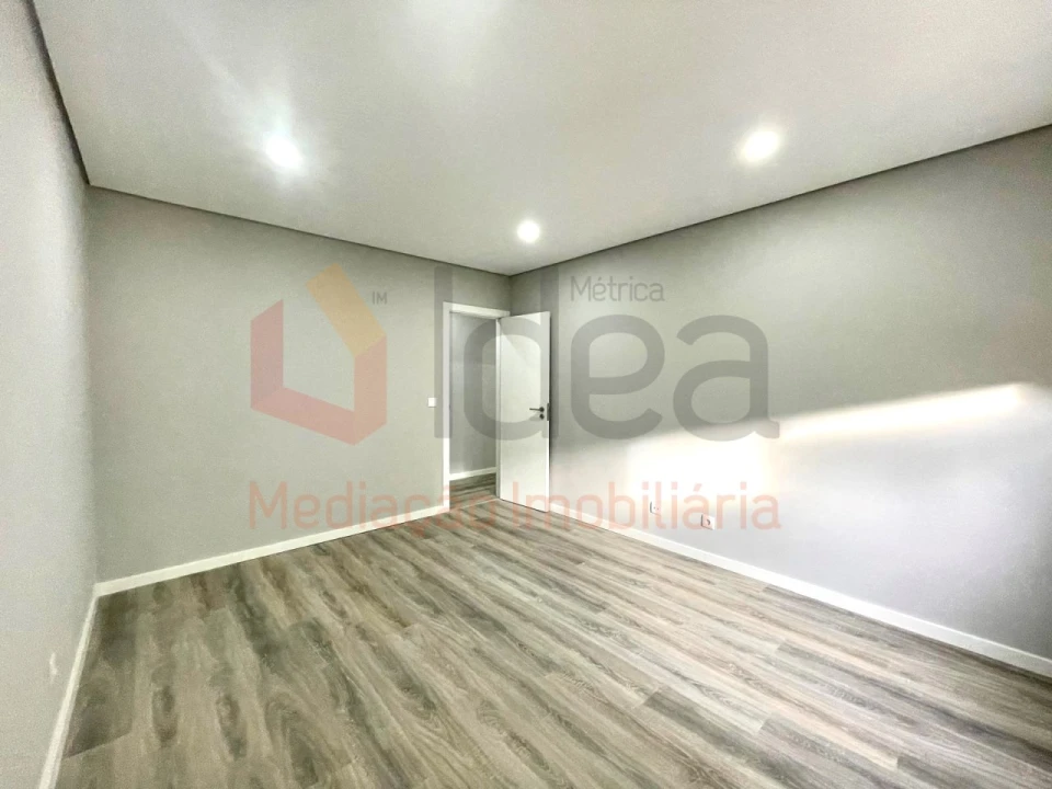 Apartamento T2 para Venda em Amora Foto 12