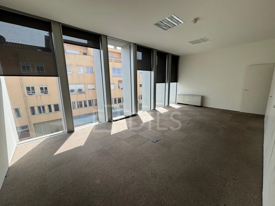 Escritório para Arrendamento em Lordelo do Ouro e Massarelos Foto 12