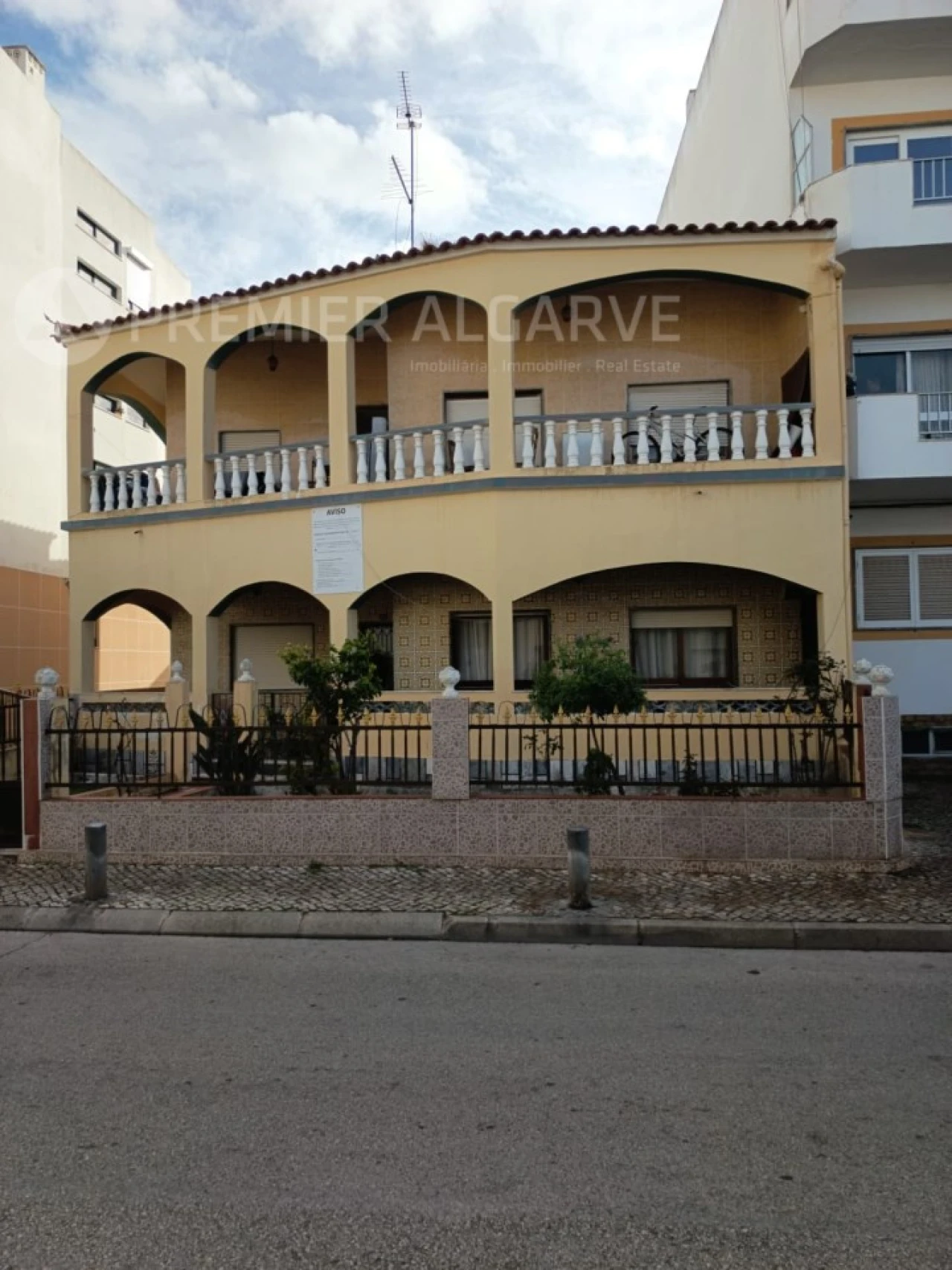 Moradia T9 para Venda em Quarteira Foto 1