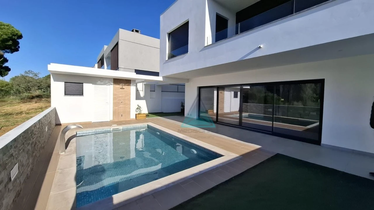 Moradia T4 para Venda em Laranjeiro e Feijó Foto 2