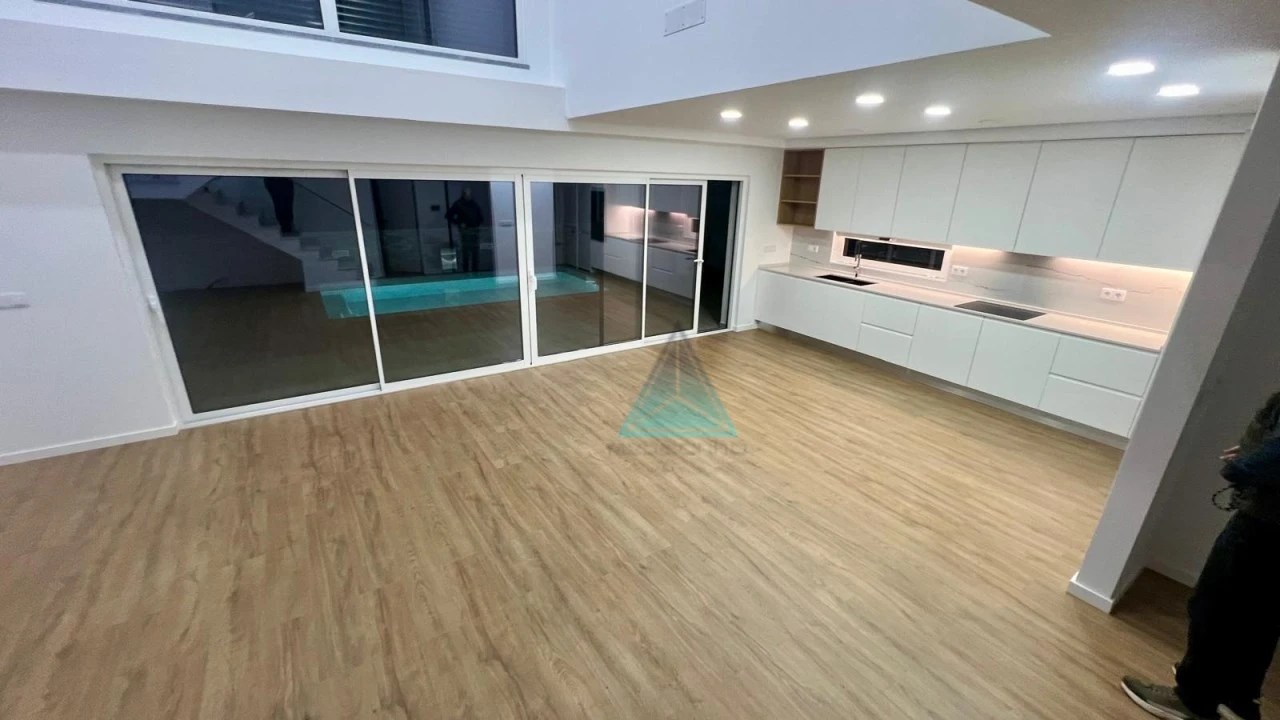 Moradia T4 para Venda em Laranjeiro e Feijó Foto 10