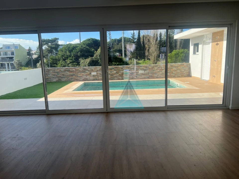 Moradia T4 para Venda em Laranjeiro e Feijó Foto 2