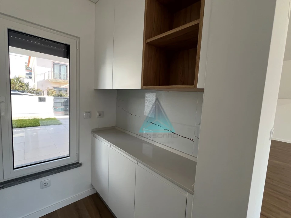 Moradia T4 para Venda em Laranjeiro e Feijó Foto 15